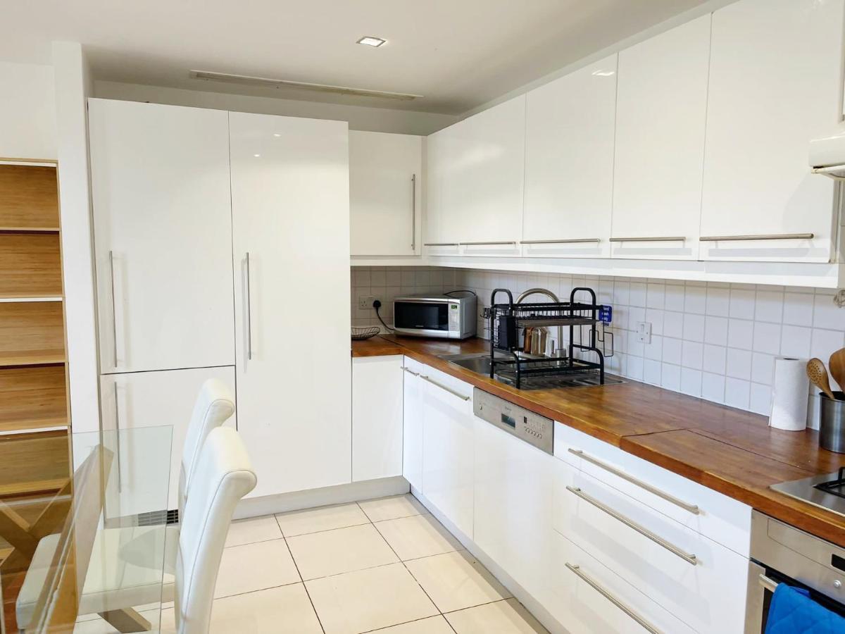 Portobello Dock Canalside Apartment 런던 외부 사진