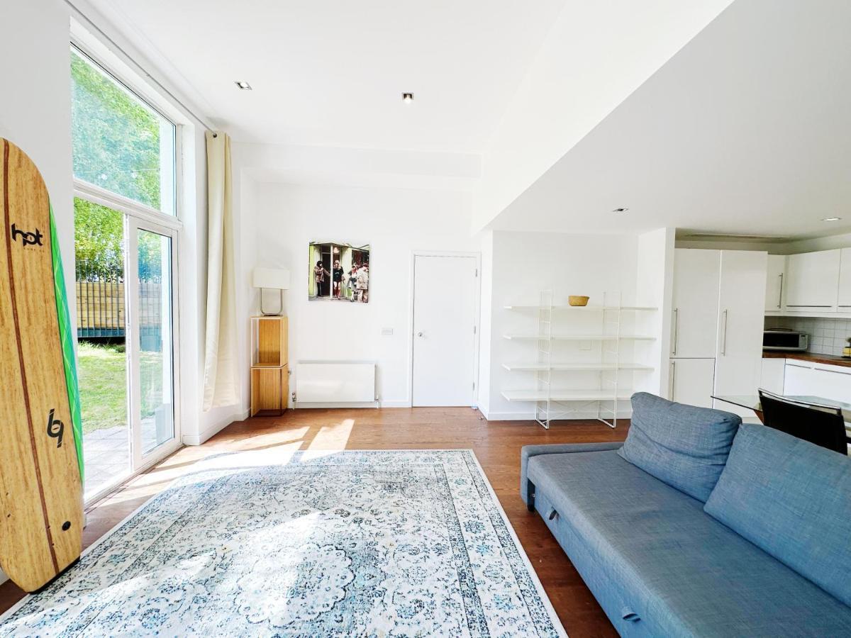 Portobello Dock Canalside Apartment 런던 외부 사진